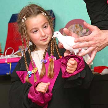 verjaardagsfeest kind goochelaar met duif