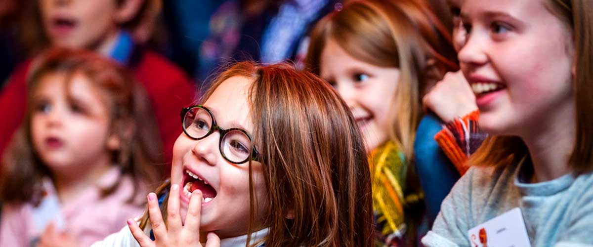 publiek kinderen spektakel goochelaar