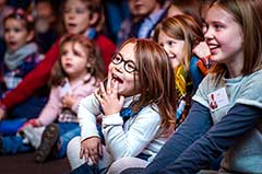 spektakel goochelaar toeschouwers kinderen